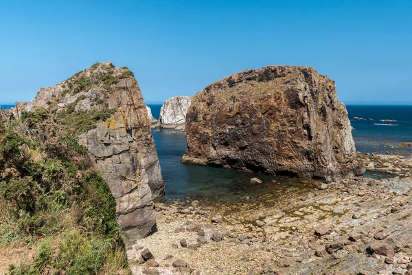 阿斯图里亚斯La Barquera海滩 西班牙北部 的岩石海岸线 — 图库照片