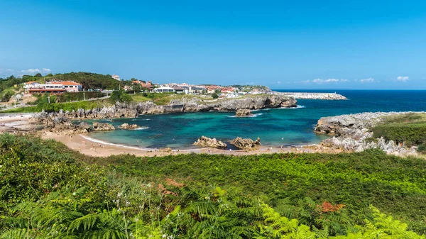 Llanes yakınlarındaki Playa de Toro, İspanya 'nın kuzey kıyısında küçük bir kasaba (Asturias)