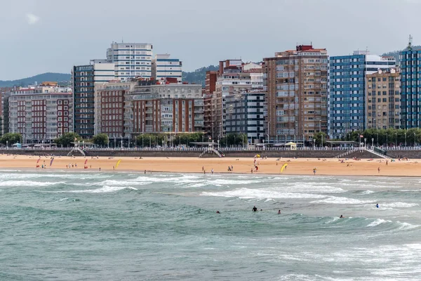 San Lorenzo sahilindeki Gijon limanı (Asturias, İspanya)