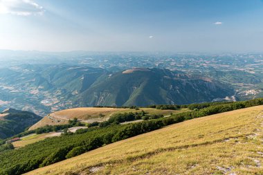 Pesaro Urbino ilindeki (Marche, İtalya) Monte Nerone zirvesinden kuzeye doğru panoramik manzara. Monte Montiego ön planda.