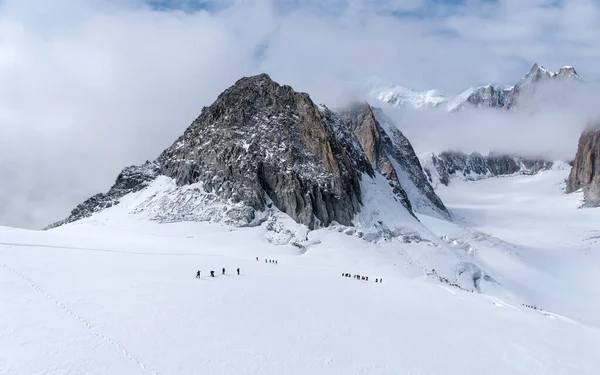 モンブラン山の氷河Du Geant 登山家のグループ — ストック写真