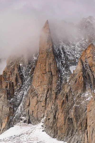 Pinnacolo Roccioso Nel Ghiacciaio Geant Nel Massiccio Del Monte Bianco — Foto Stock