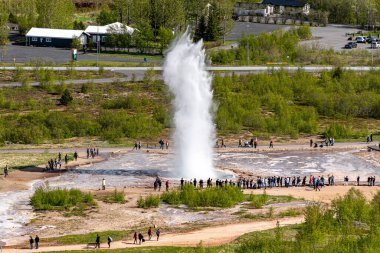 İzlanda 'da Strokkur gayzerinin patlamasının hava görüntüsü