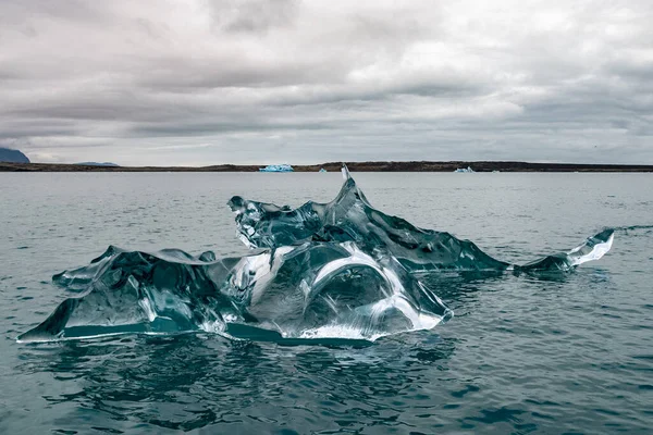 Pequeño Iceberg Transparente Laguna Jokulsarlon Sur Islandia —  Fotos de Stock