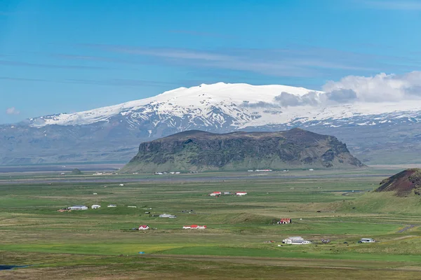 背景にタフ山PeturseyとEyafjiallajokull火山とアイスランド南部のパノラマビュー — ストック写真