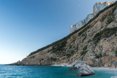 Cala Mariolu 'daki sahil şeridi, Orosei Gu' nun ünlü körfez plajı.
