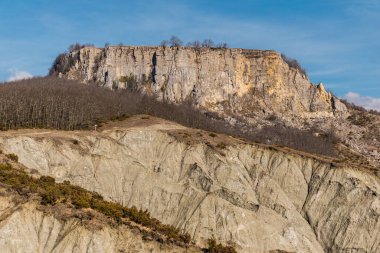 Kış boyunca Toskana, Emilia Romagna ve Marche bölgelerinde Sasso Simone adı verilen dağ.