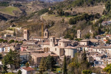 Vado 'daki Sant' Angelo 'nun panoramik manzarası, Pesaro-Urbino ilinin küçük bir kasabası (Marche, İtalya)