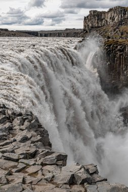 Dettifoss Şelalesi kuzey İzlanda 'daki Jokulsa Nehri' nin doğu kıyısından Fjollum 'u gördü.
