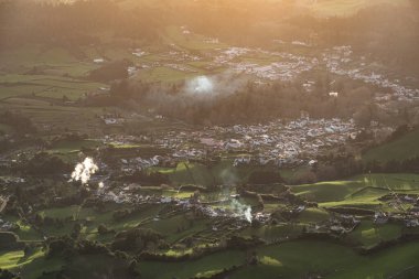 Sao Miguel adasındaki Furnas köyünün panoramik manzarası altın saat boyunca Salto do Cavalo 'dan görüldü. Azores, Portekiz.