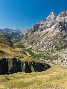 Val Ferret 'in panoramik manzarası, Mont Blanc kalabalığı, Alpler' in en yüksek sıradağları.