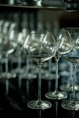  Şampanya bardağı, kutlama, masada boş bardak.