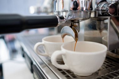 Sıcak kahve içiyorum, sabahları dinleniyorum.