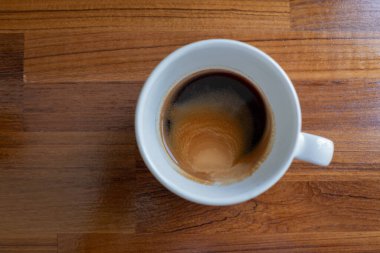 Sıcak kahve fincanı masada, dinlenme zamanı, sabah vakti