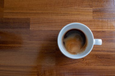 Sıcak kahve fincanı masada, dinlenme zamanı, sabah vakti