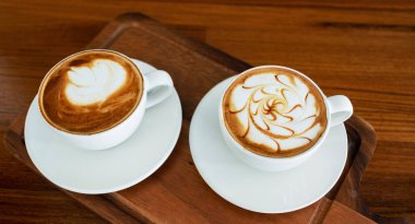 Tahta masada sıcak latte sanat kahvesi, rahatla Tim.