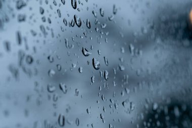 Ayna üzerinde su, yağmurlu gün, soyut arka gruplaşma