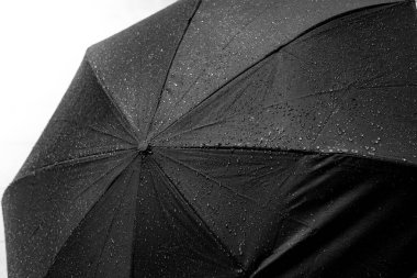 Şemsiye yerde, yağmurlu da