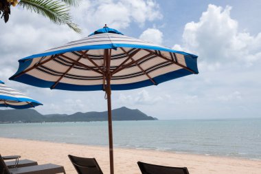 Plaj şemsiyesi, dinlenme zamanı, aileyle tatil.