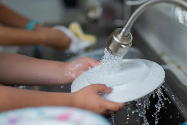 Закрыть Руки Мыть Посуду — стоковое фото