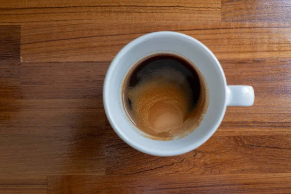 Sıcak kahve fincanı masada, dinlenme zamanı, sabah vakti