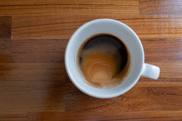 Sıcak kahve fincanı masada, dinlenme zamanı, sabah vakti