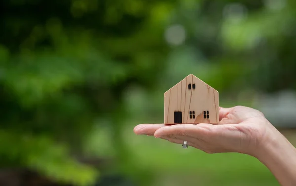 Klein Huis Model Bij Hand Met Bokeh Achtergrond Miniatuur Hous — Stockfoto