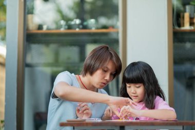 Çocuk annesiyle ödev yapıyor, aile kavramı, öğrenme zamanı, öğrenci, okula geri dönüyor. 
