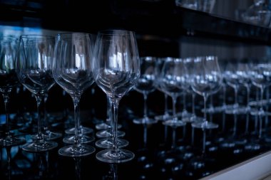  Şampanya bardağı, kutlama, masada boş bardak.