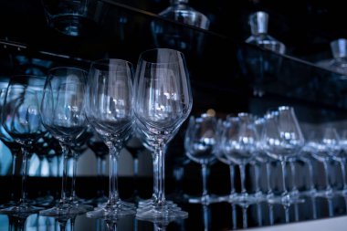  Şampanya bardağı, kutlama, masada boş bardak.