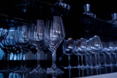  Şampanya bardağı, kutlama, masada boş bardak.