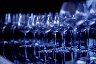  Şampanya bardağı, kutlama, masada boş bardak.