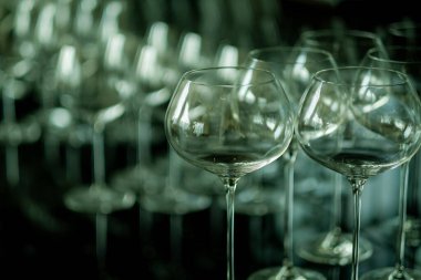  Şampanya bardağı, kutlama, masada boş bardak.