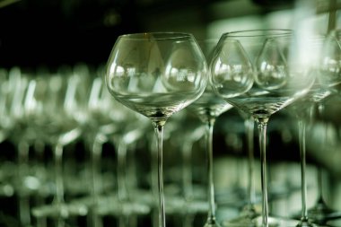  Şampanya bardağı, kutlama, masada boş bardak.