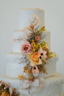 Arkası bulanık güzel bir düğün pastası.