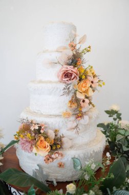 Arkası bulanık güzel bir düğün pastası.