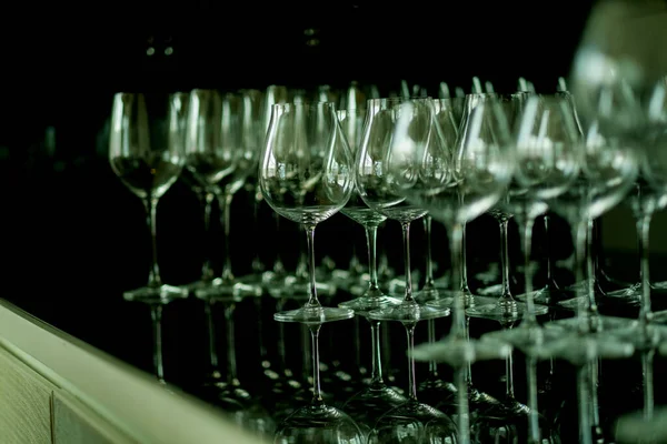  Şampanya bardağı, kutlama, masada boş bardak.