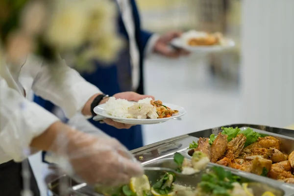 Closeup Χέρι Φορώντας Γάντια Που Μαζεύουν Τρόφιμα Catering Δείπνο Την — Φωτογραφία Αρχείου