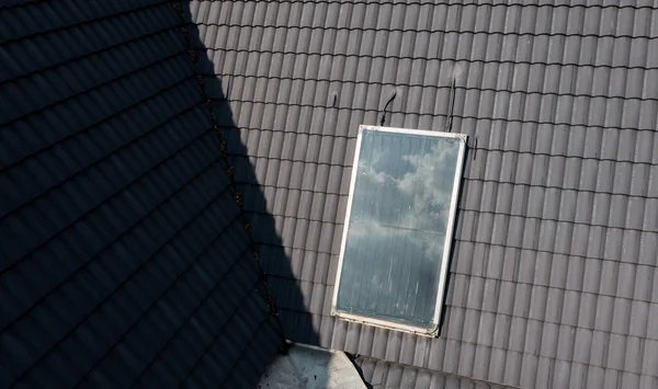 屋根の上の太陽電池は 電力を節約 — ストック写真