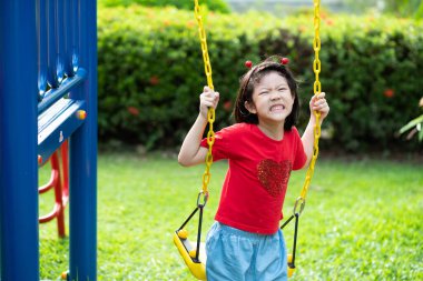 Bulanık geçmişi olan Asyalı çocuk, mutlu kız.