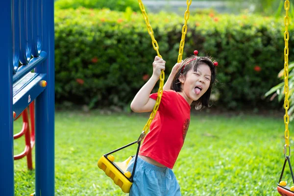 Kinesiska Barn Leker Swing Barn Kul Med Lekplats Lycklig Flicka — Stockfoto