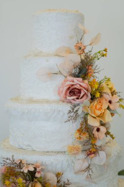 Arkası bulanık güzel bir düğün pastası.