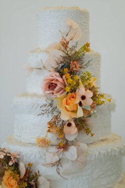 Arkası bulanık güzel bir düğün pastası.