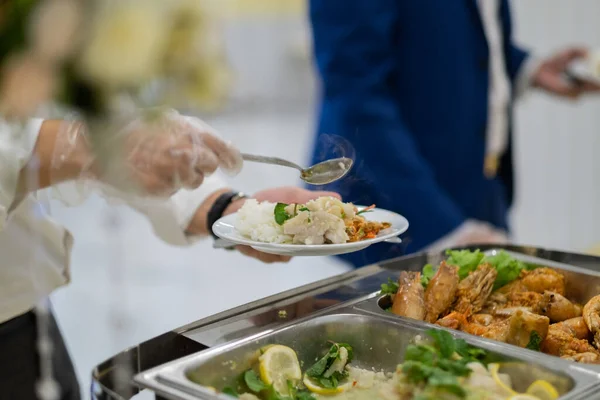 Person Wearing Gloves Scooping Food Catering Dinner Time Prevent Coronavirus — 图库照片