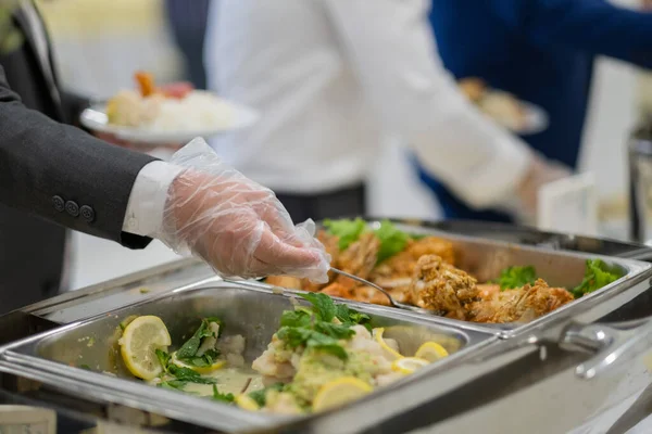 Tangan Closeup Mengenakan Sarung Tangan Menyendok Makanan Katering Waktu Makan — Stok Foto