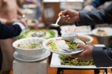 Yemeği kepçelemek, yemek servisi, yemek zamanı.