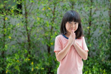 Asyalı kızlar saygı gösteriyor, Taylandlı çocuklar maaş bordrosu