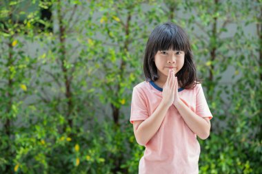 Asyalı kızlar saygı gösteriyor, Taylandlı çocuklar maaş bordrosu
