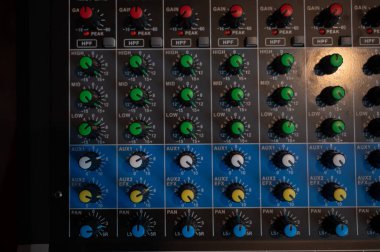 konser için ses kontrolü, mikser kontrolü, müzik mühendisi, sahne arkası