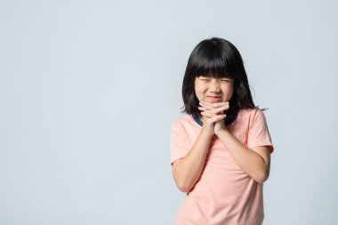 Çocuk dua ediyor, elleri bağlı dua ediyor.